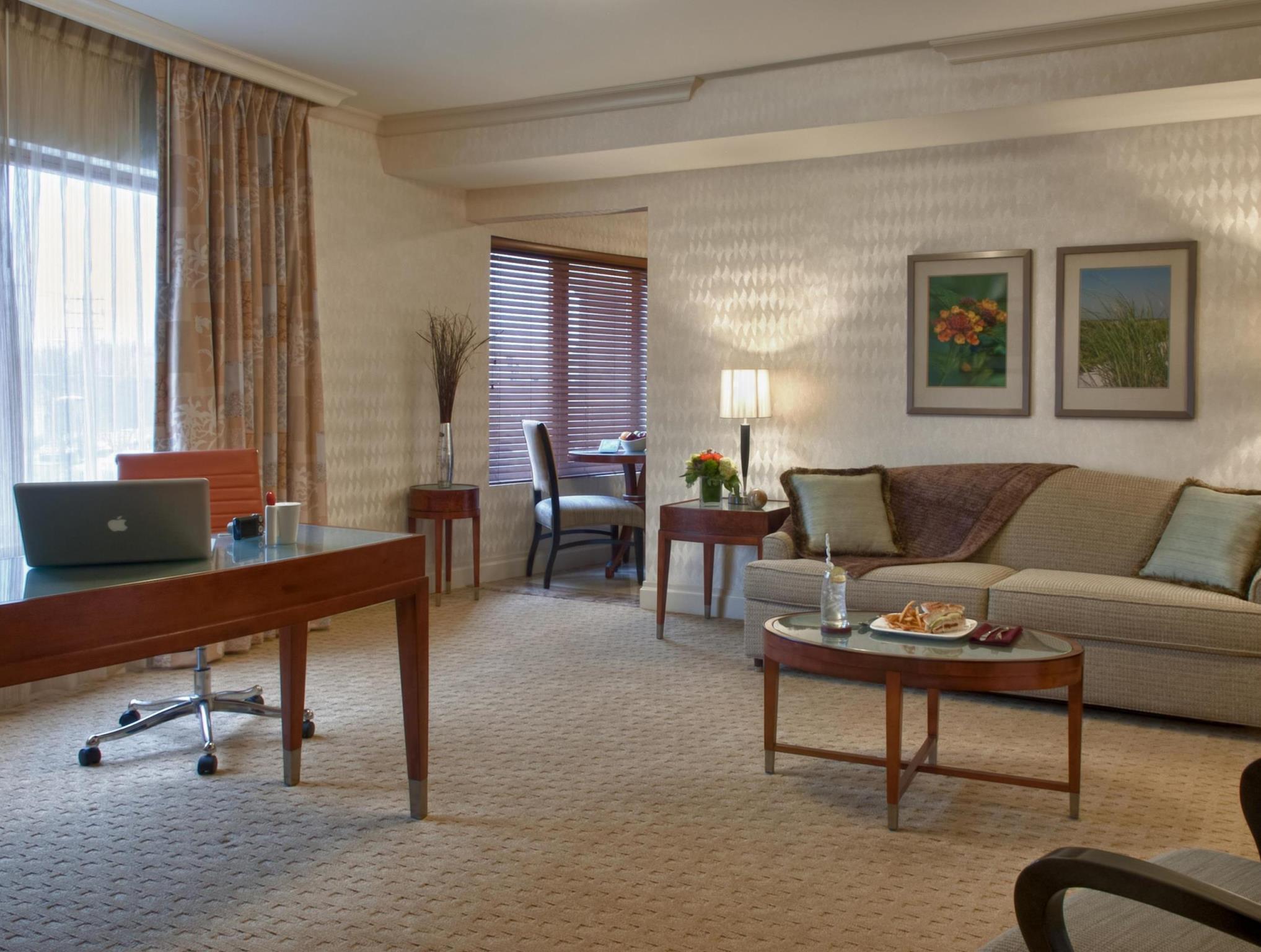 Viana Hotel And Spa, Trademark Collection By Wyndham Westbury Bagian luar foto