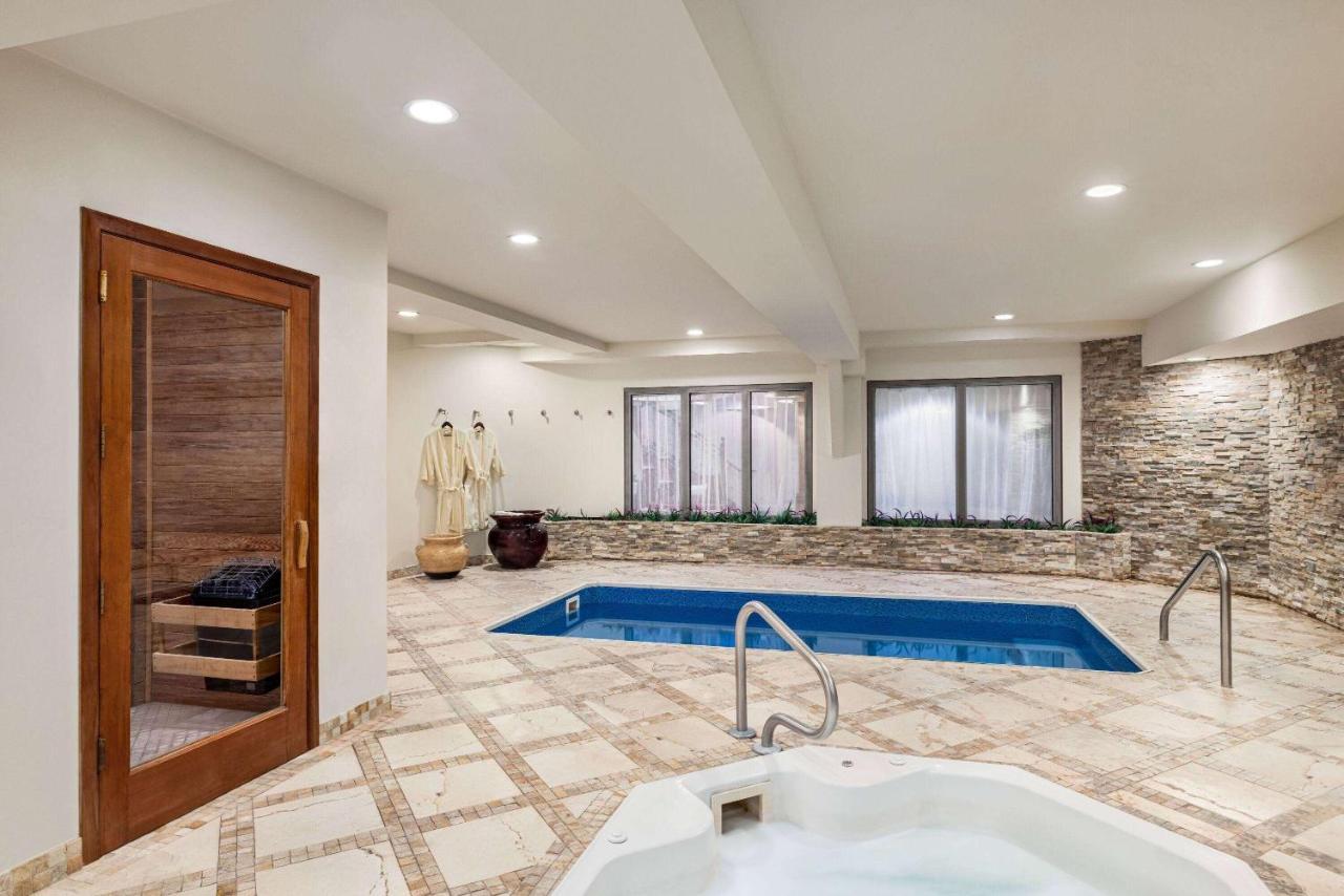 Viana Hotel And Spa, Trademark Collection By Wyndham Westbury Bagian luar foto