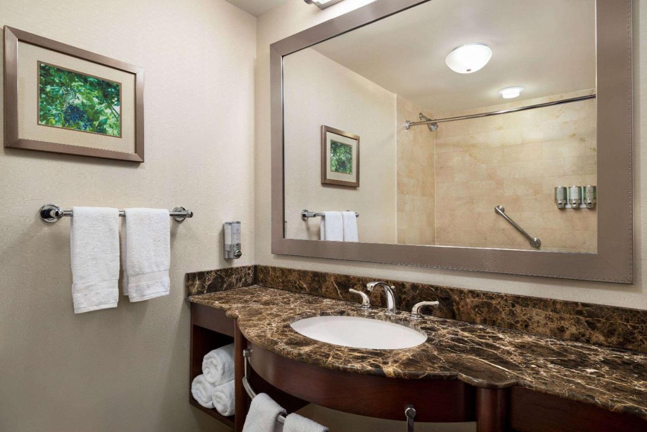 Viana Hotel And Spa, Trademark Collection By Wyndham Westbury Bagian luar foto