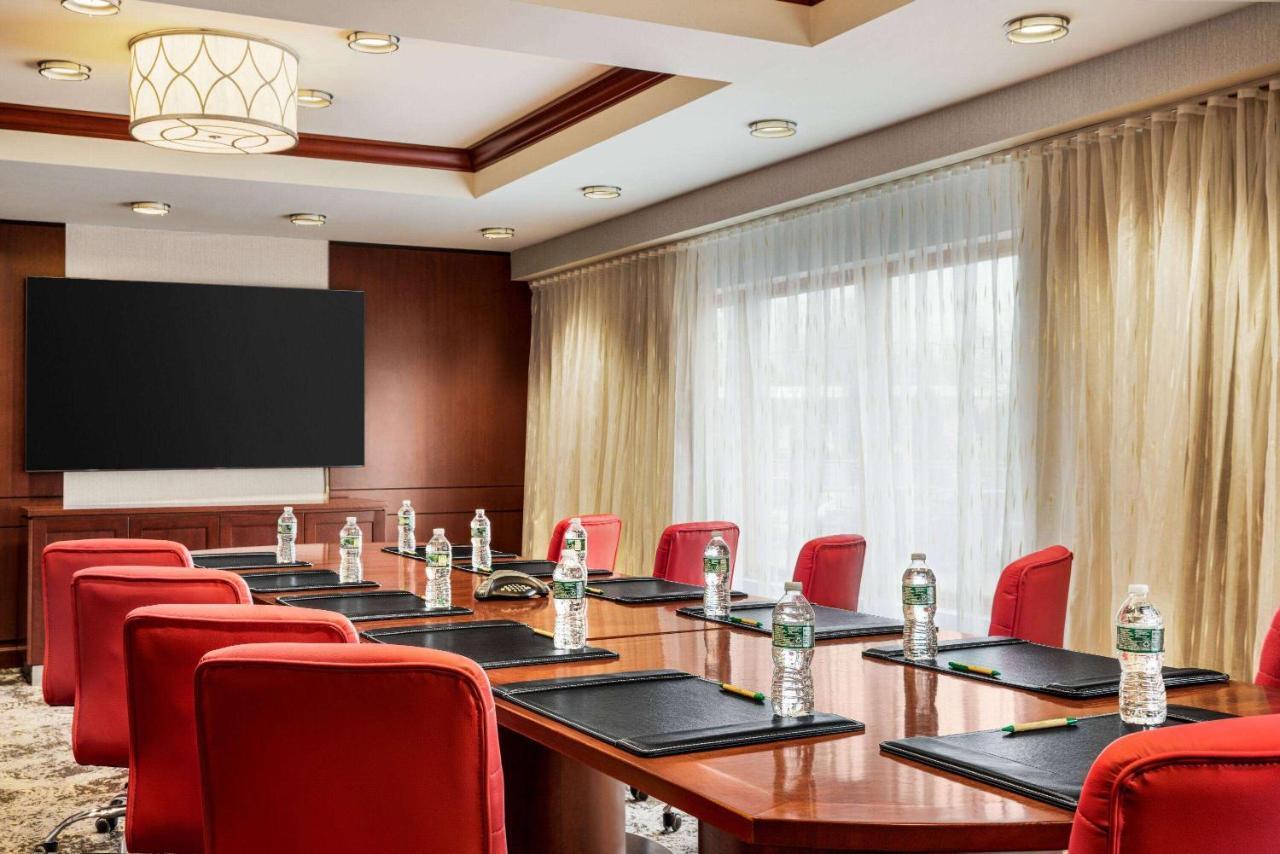 Viana Hotel And Spa, Trademark Collection By Wyndham Westbury Bagian luar foto