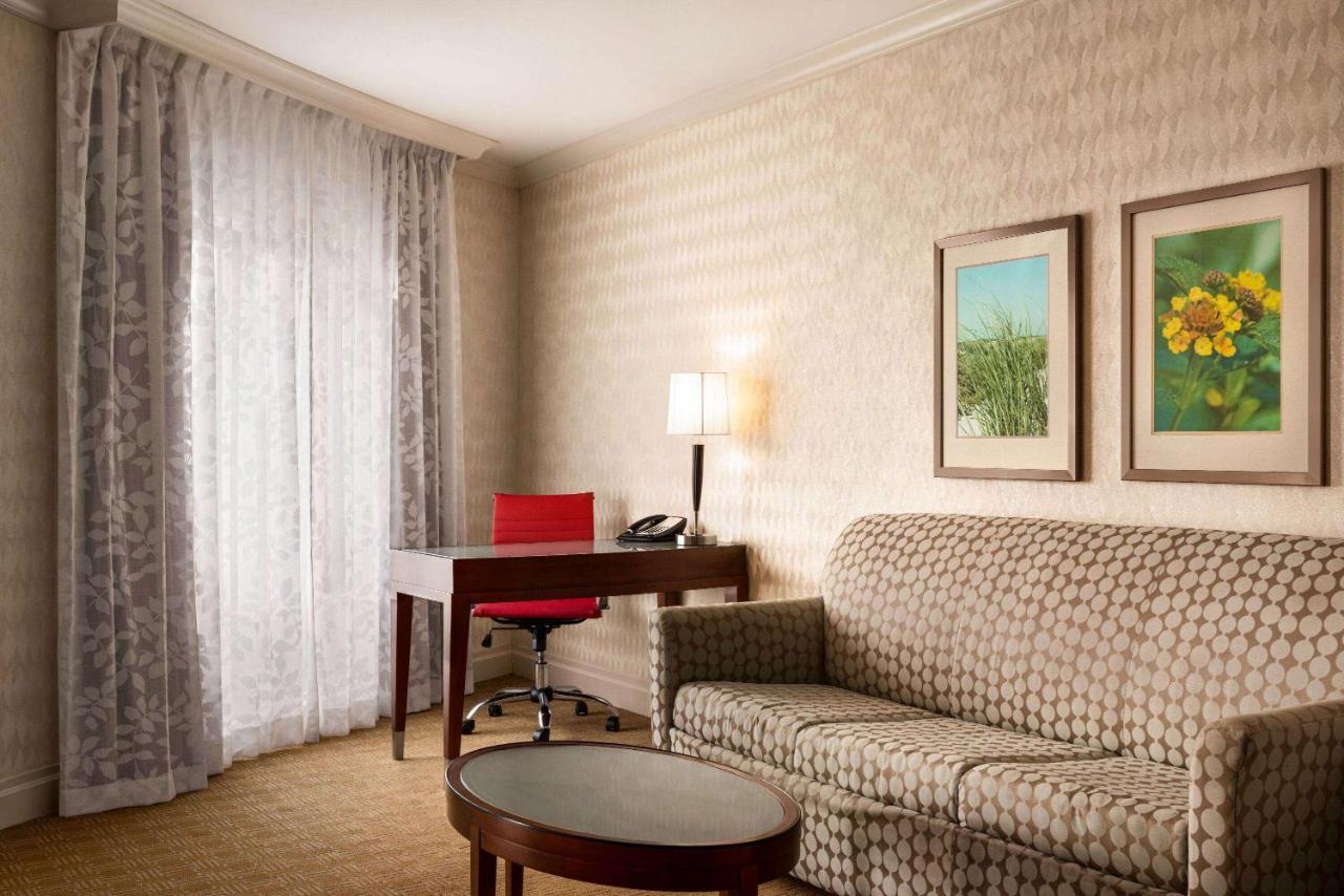 Viana Hotel And Spa, Trademark Collection By Wyndham Westbury Bagian luar foto
