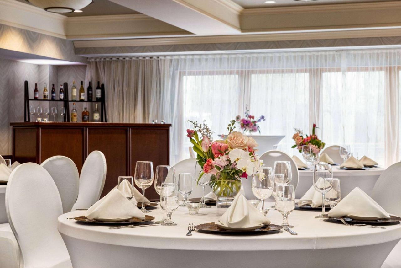 Viana Hotel And Spa, Trademark Collection By Wyndham Westbury Bagian luar foto