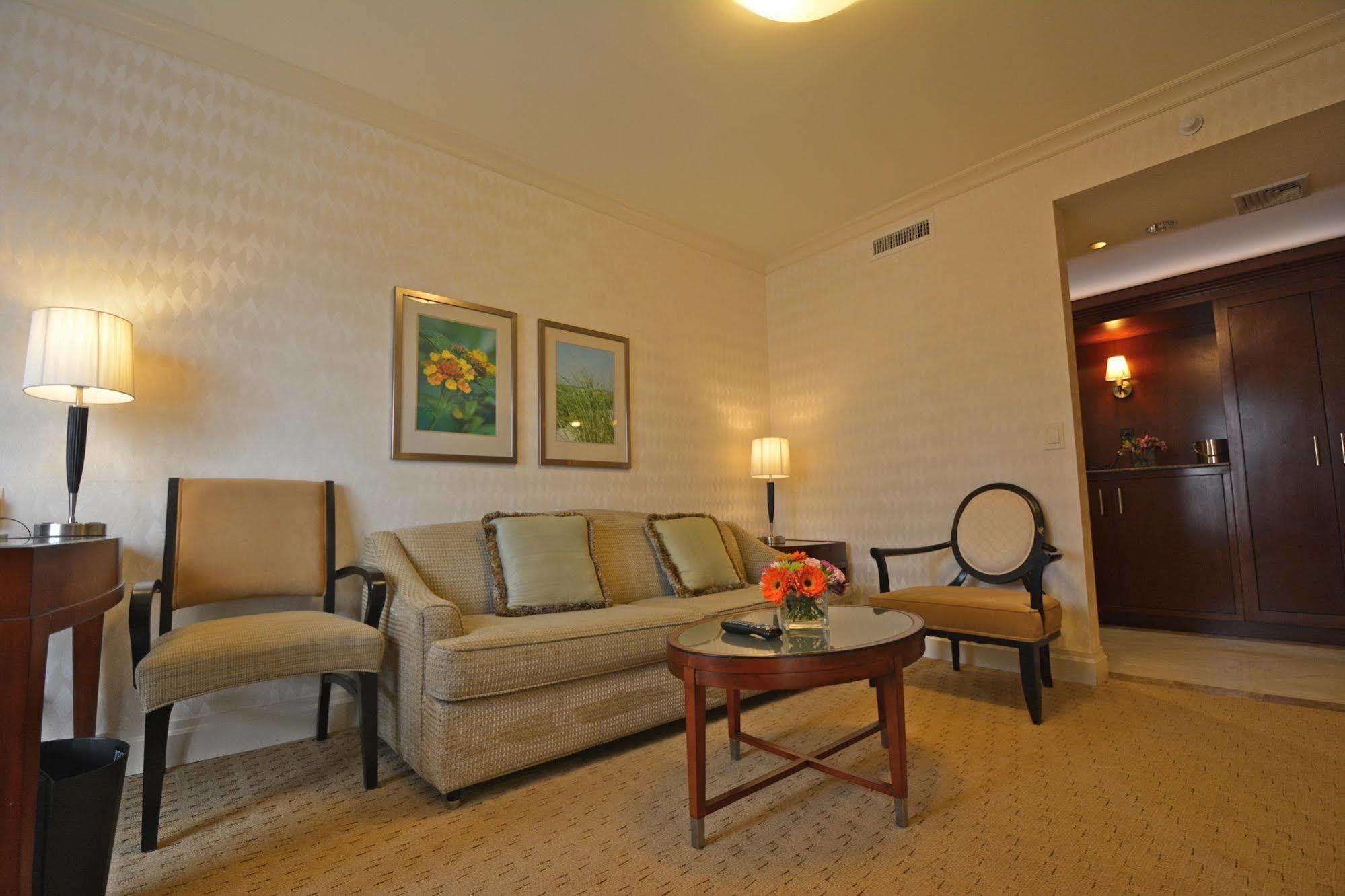 Viana Hotel And Spa, Trademark Collection By Wyndham Westbury Bagian luar foto